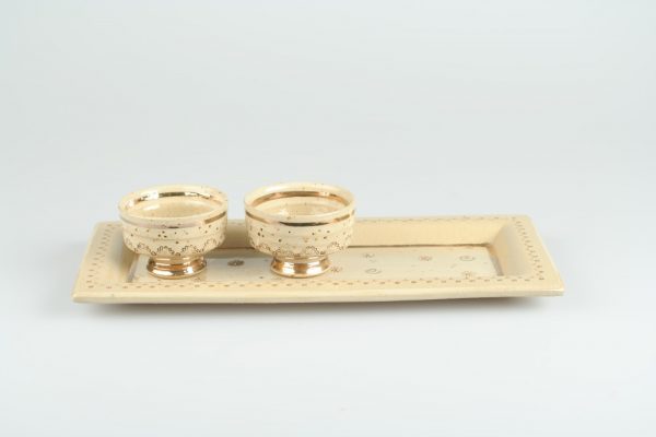 Töpferei Drehwurm rechteckige Platte mit Teeschalen gold
