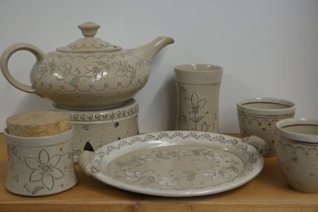 Töpferei Drehwurm Teegeschirr weiß gold