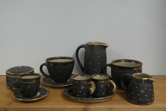 Töpferei Drehwurm Kaffeegeschirr schwarz gold