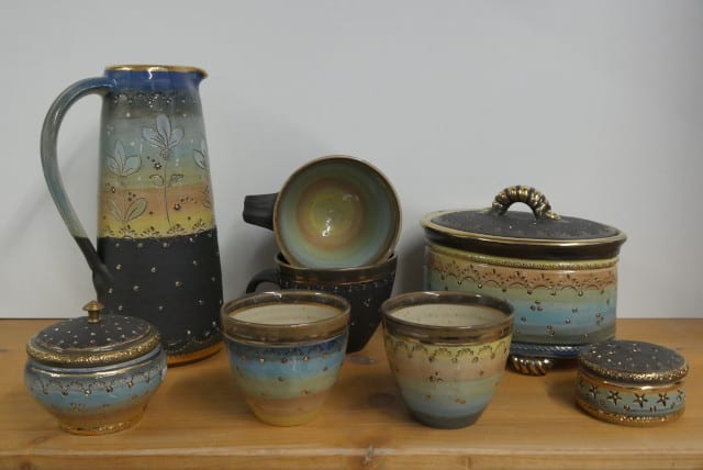 Töpferei Drehwurm Krüge und Becher bunt