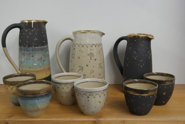 Töpferei Drehwurm Krüge und Becher bunt